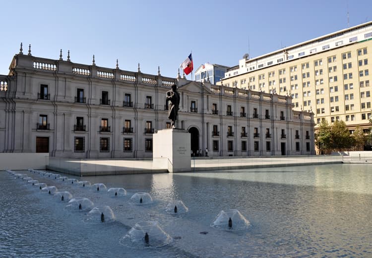 Cese de contrata de abogado de la Presidencia de la República es una facultad privativa de la autoridad por tratarse de un cargo de exclusiva confianza.
