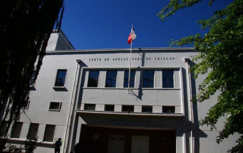 Municipalidad no puede deducir recurso de protección en representación de un particular que no es funcionario municipal.