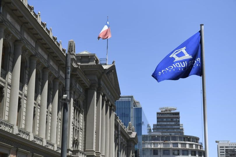 Corte de Santiago acoge recurso de protección y ordena pago de bonos a exfuncionarios de salud municipal.