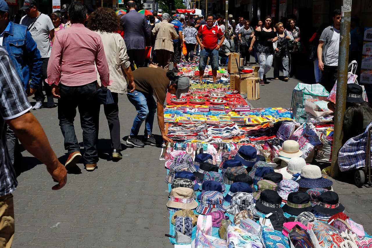 Entrega de paquete transparente color verde a cambio de suma de dinero, es una actitud que califica como indicio habilitante para que la policía realice un control de identidad.