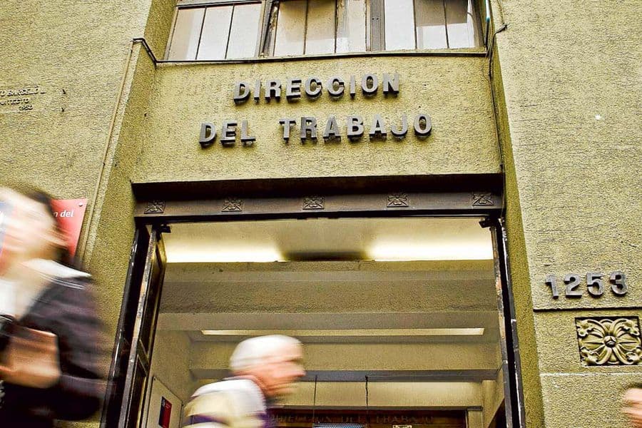 Sucesión de empresas producto de una fusión permite que los trabajadores imputen sus derechos a la empresa continuadora, pero ello no implica necesariamente la existencia de una unidad económica.