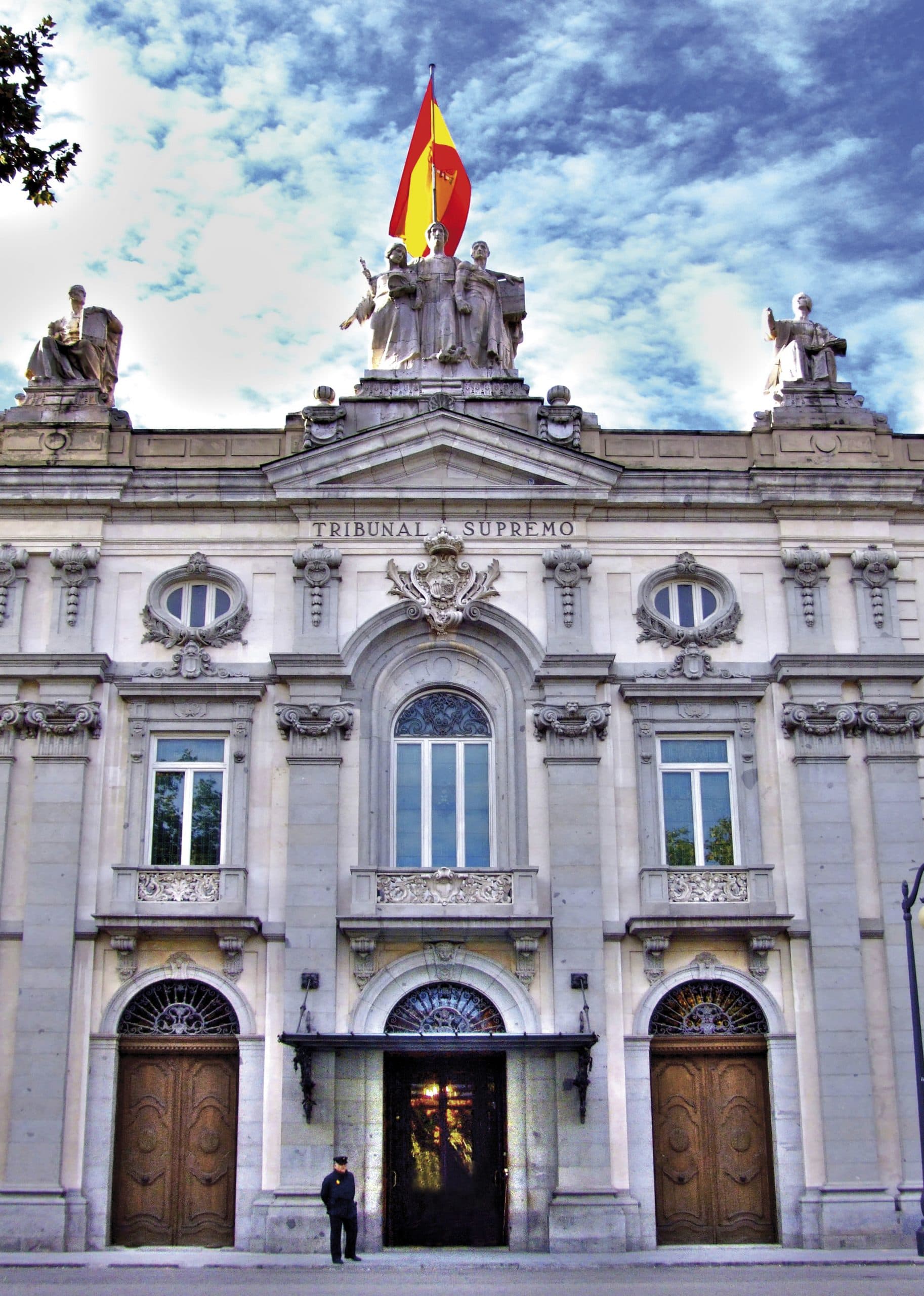 Tribunal Supremo de España resuelve que no es posible tramitar la homologación del título de grado y simultáneamente efectuar el máster de acceso a la abogacía.