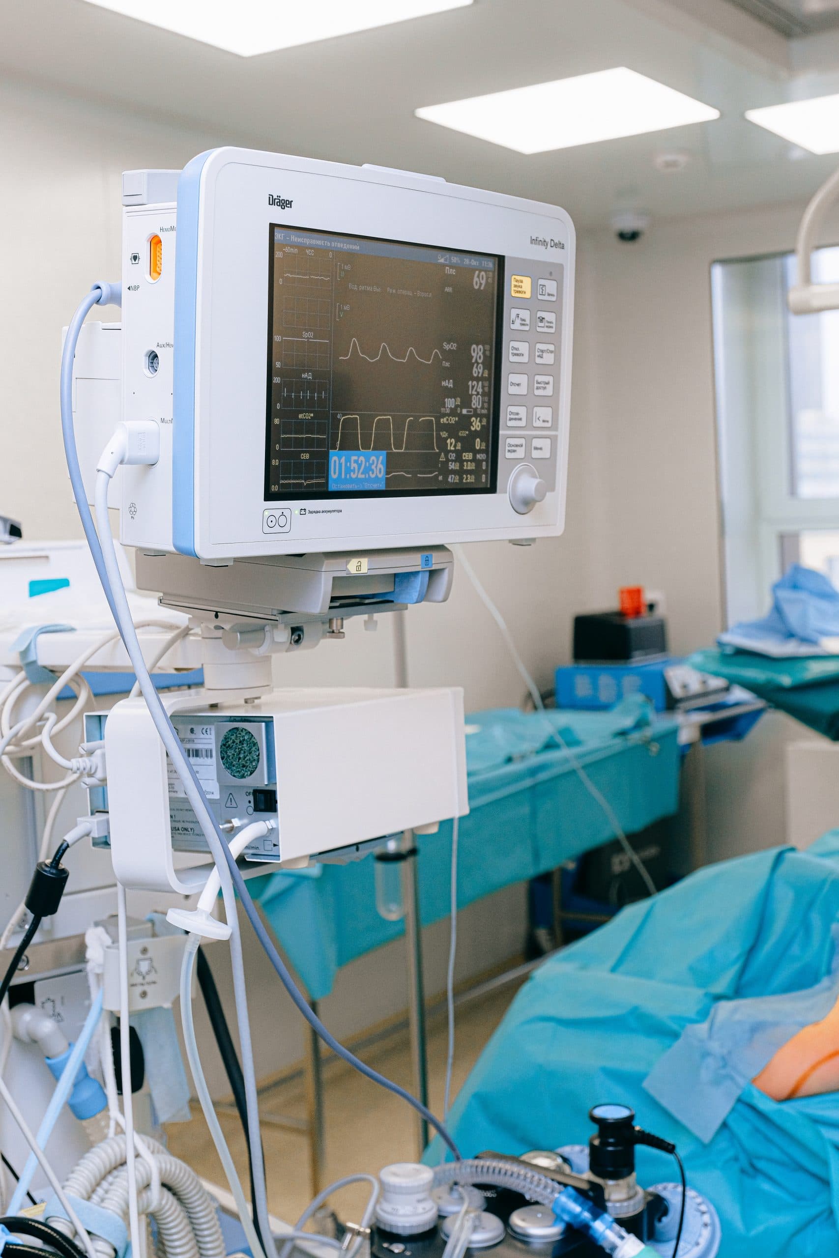 Tribunal de Contratación Pública acogió a trámite demanda contra Hospital que aduce infracción a la Ley de Compras Públicas por exigencias técnicas requeridas en las bases de licitación sobre insumos para equipos médicos.
