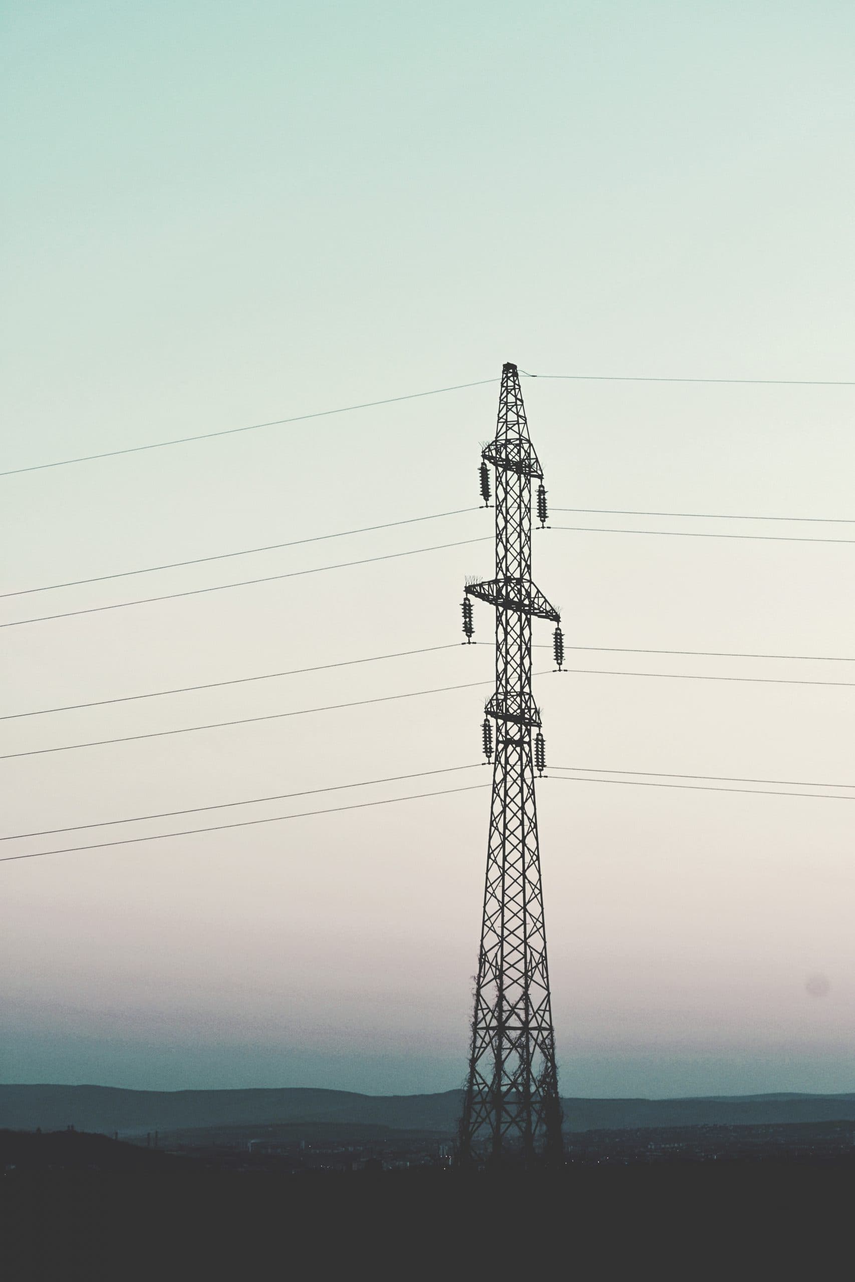 CS acoge recurso de protección en contra del Gobierno Regional de Tarapacá y empresa eléctrica, y declara el derecho de los recurrentes a solicitar compensación por las perturbaciones sufridas por proyecto de electrificación.