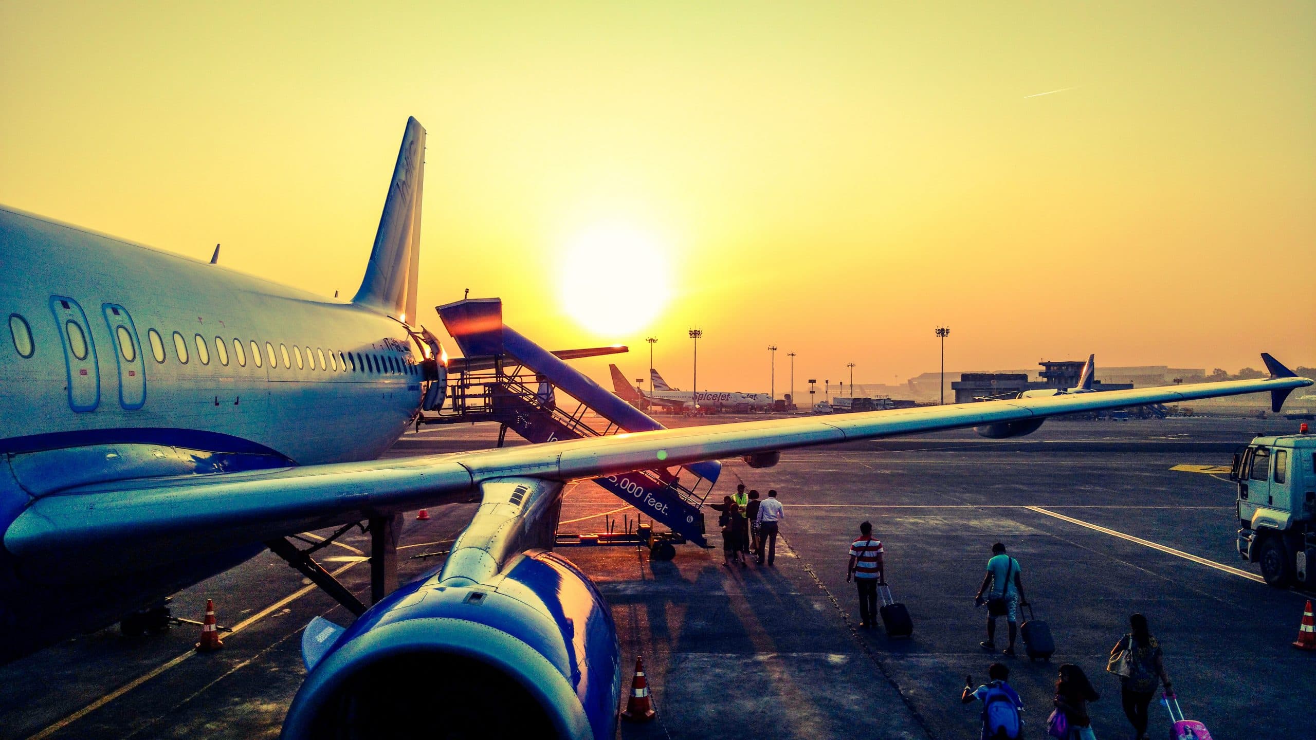 Recurso de protección interpuesto en contra SKY Airlines por cancelar vuelo intempestivamente y ofrecer alternativas compensatorias en forma unilateral se declara inadmisible.