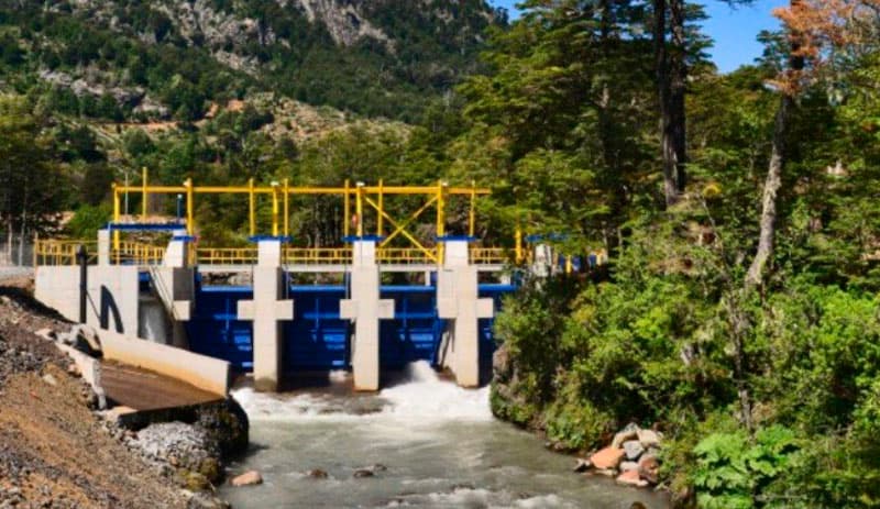 La toma de posesión material del predio sirviente se materializa con la sola exhibición del comprobante de consignación del monto de la indemnización fijada por la Comisión Tasadora, sin más trámite o gestión adicional, resuelve la Corte Suprema.
