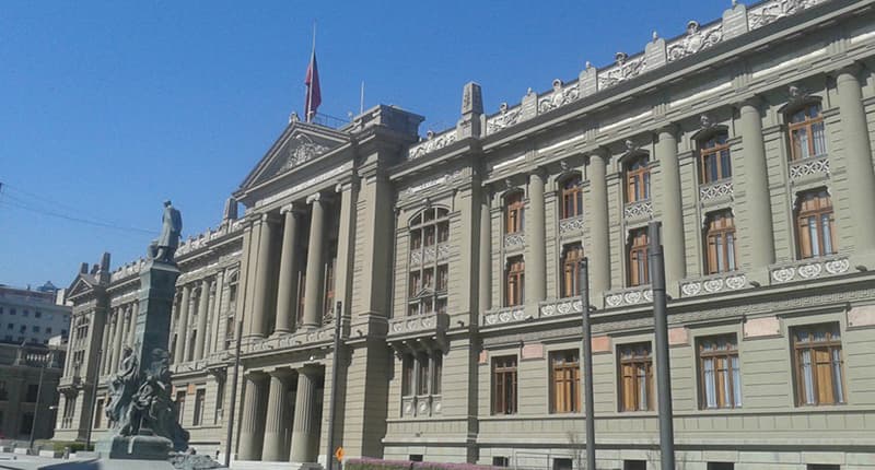 Juzgado del Trabajo es competente para conocer de reclamación interpuesta en contra de una resolución de la Dirección Nacional del Trabajo relativa a la calificación de los servicios mínimos.