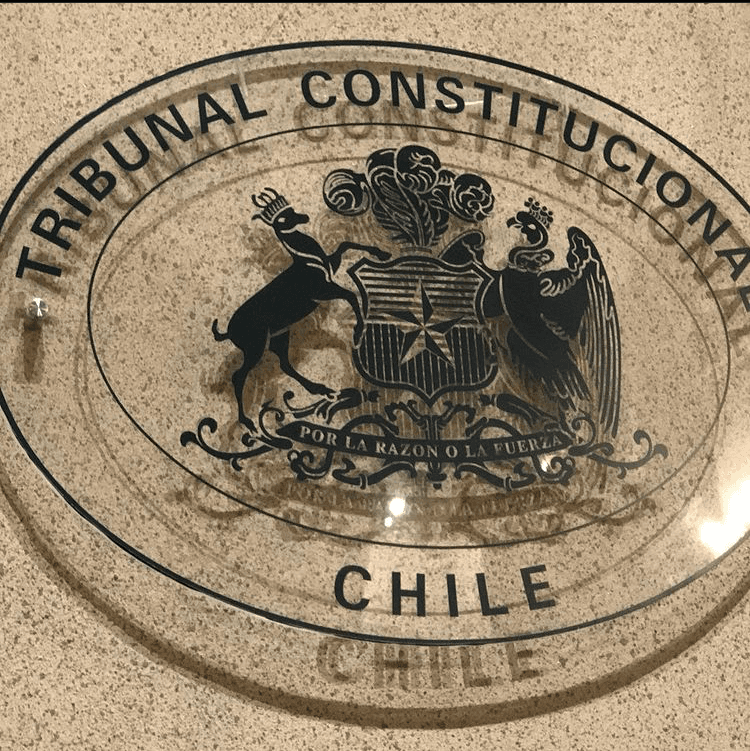 Norma que impide apelar resoluciones que rechazan excepciones de incompetencia del tribunal, caducidad y prescripción en el juicio laboral, se impugna ante el Tribunal Constitucional.