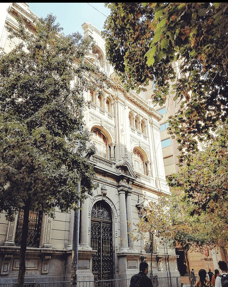 Norma que establece un procedimiento especial para el arrendamiento de predios urbanos se impugna ante el Tribunal Constitucional.