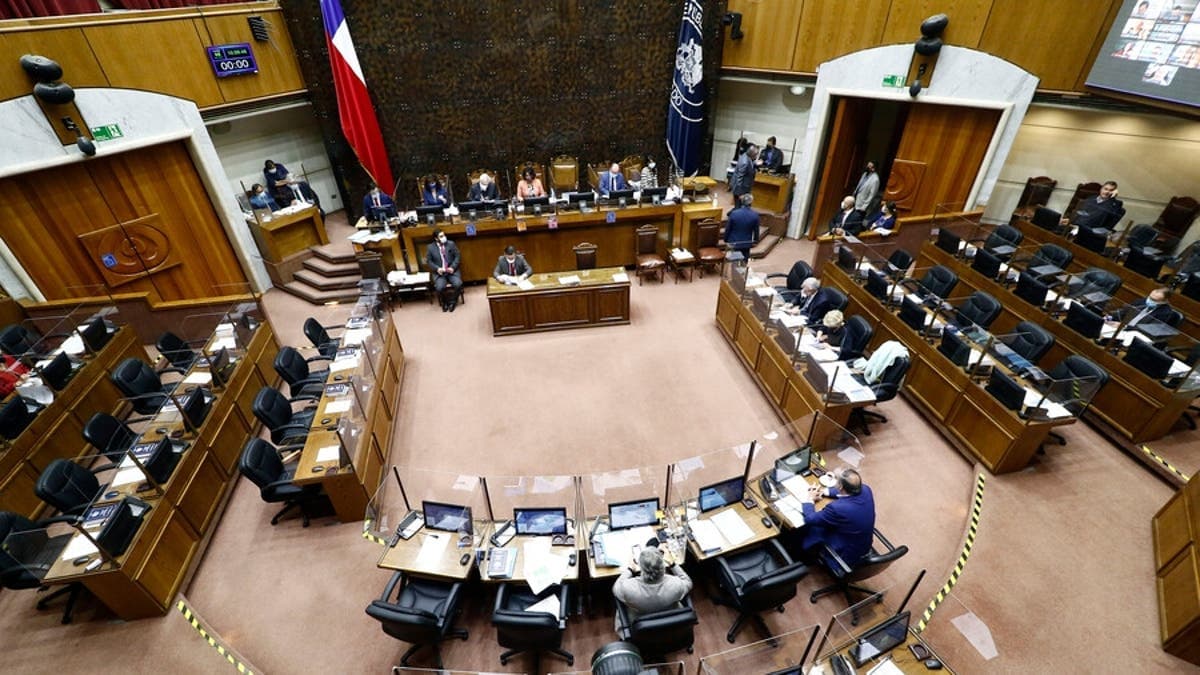 Proyecto de ley modifica el Código del Trabajo en materia de descanso en domingos y festivos para trabajadores del comercio y servicios.