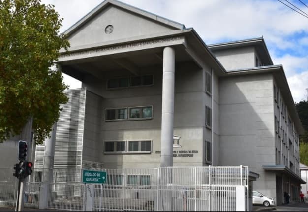 Top de Concepción condena a 50 días de presidio remitido a sargento 2° de Carabineros por violencias innecesarias causando lesiones graves a estudiante.