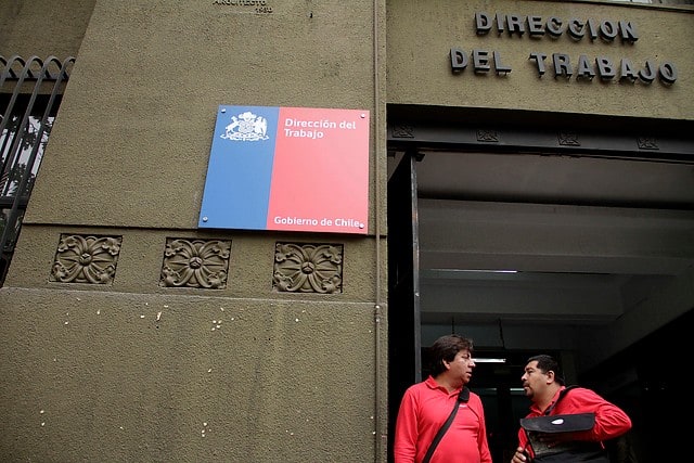 Recurso de protección deducido contra la Dirección del Trabajo por demora en evacuar un oficio, fue declarado inadmisible.