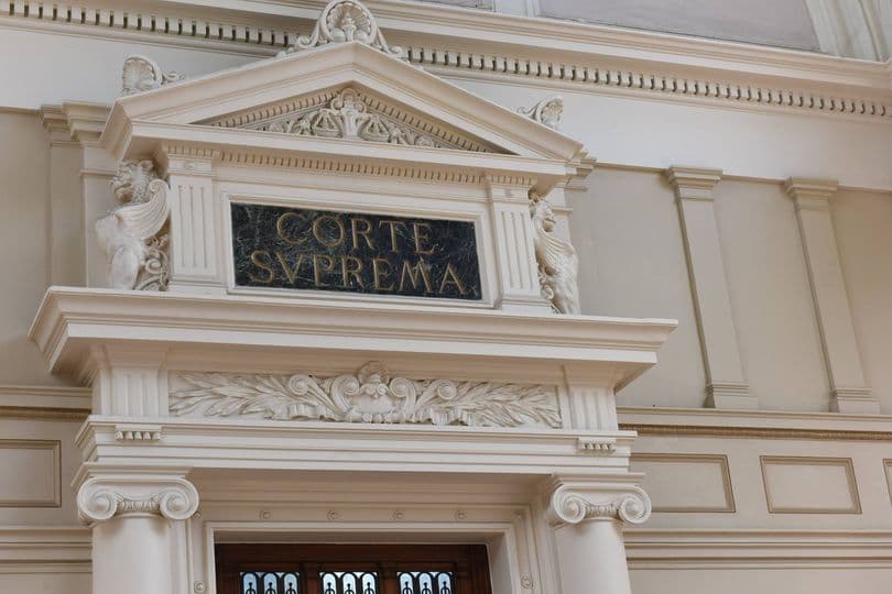 Las razones por las cuales la Corte Suprema acogió el recurso de amparo deducido por jueces venezolanos y ordenó evaluar la petición de prórroga de su visado como asilados políticos.