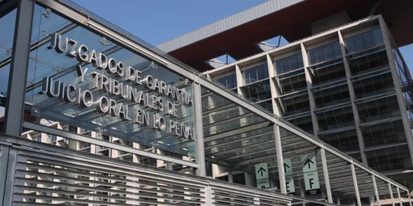 TOP de Santiago condena a 4 años de presidio efectivo a motoristas de Carabineros como autores del delito de tortura.