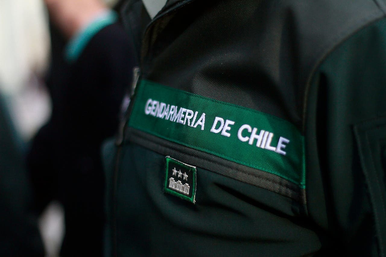 Recurso de protección de funcionario de Gendarmería que solicitó acogerse al beneficio de retiro voluntario anticipado, fue desestimado. La resolución impugnada no es un acto que produzca efectos continuos.