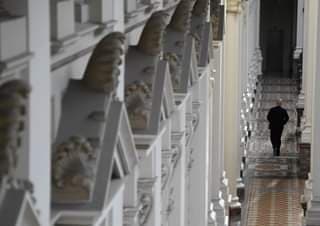No es necesario acreditar la relación de causalidad entre los daños sufridos y el diseño del inmueble, basta que el demandado sea el primer vendedor y la existencia de tales defectos.