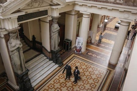 Corte Suprema acoge queja y ordena a tribunal laboral tramitar demanda de fuero maternal de funcionaria pública contratada a honorarios.