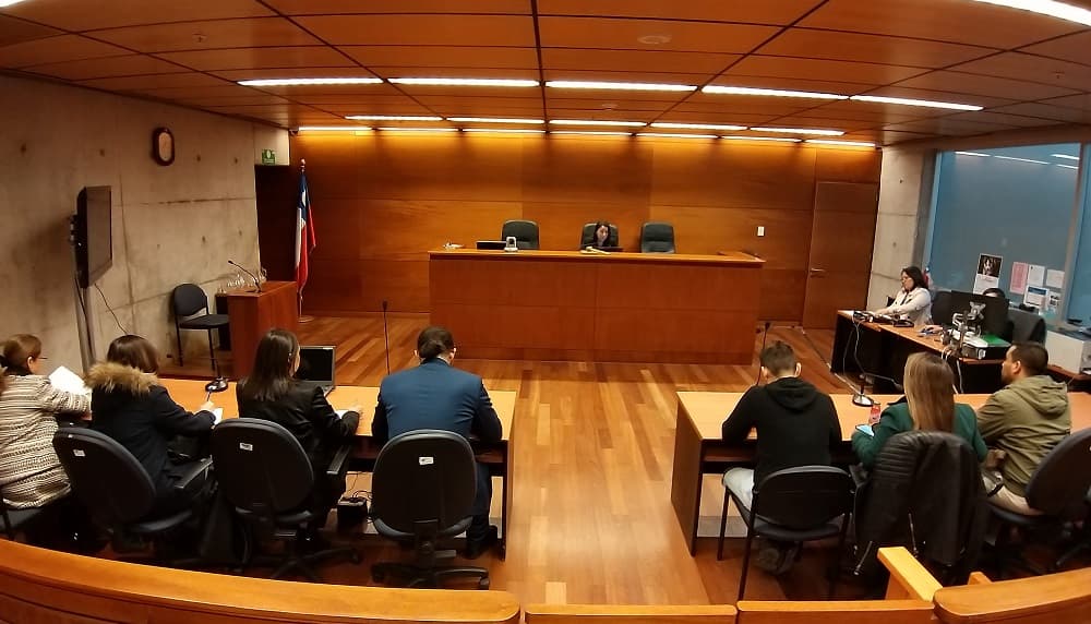 El principio de congruencia en materia penal constituye una garantía para la defensa de que el Tribunal no excederá en su condena los hechos descritos en la acusación.