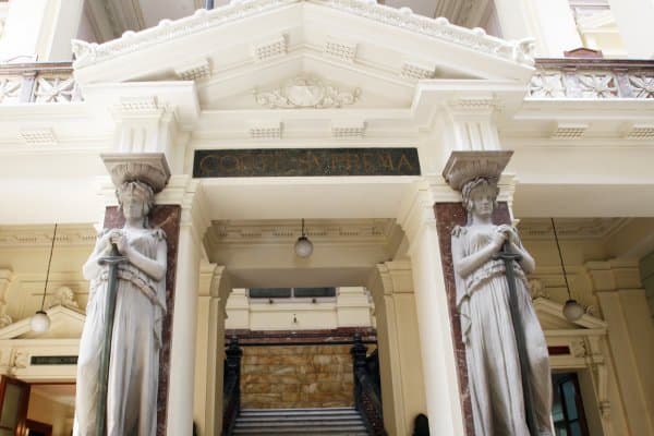 Recurso de protección deducido contra TGR por ordenar embargo de fondos bancarios en un procedimiento inactivo por más de 9 años, se acoge a trámite.