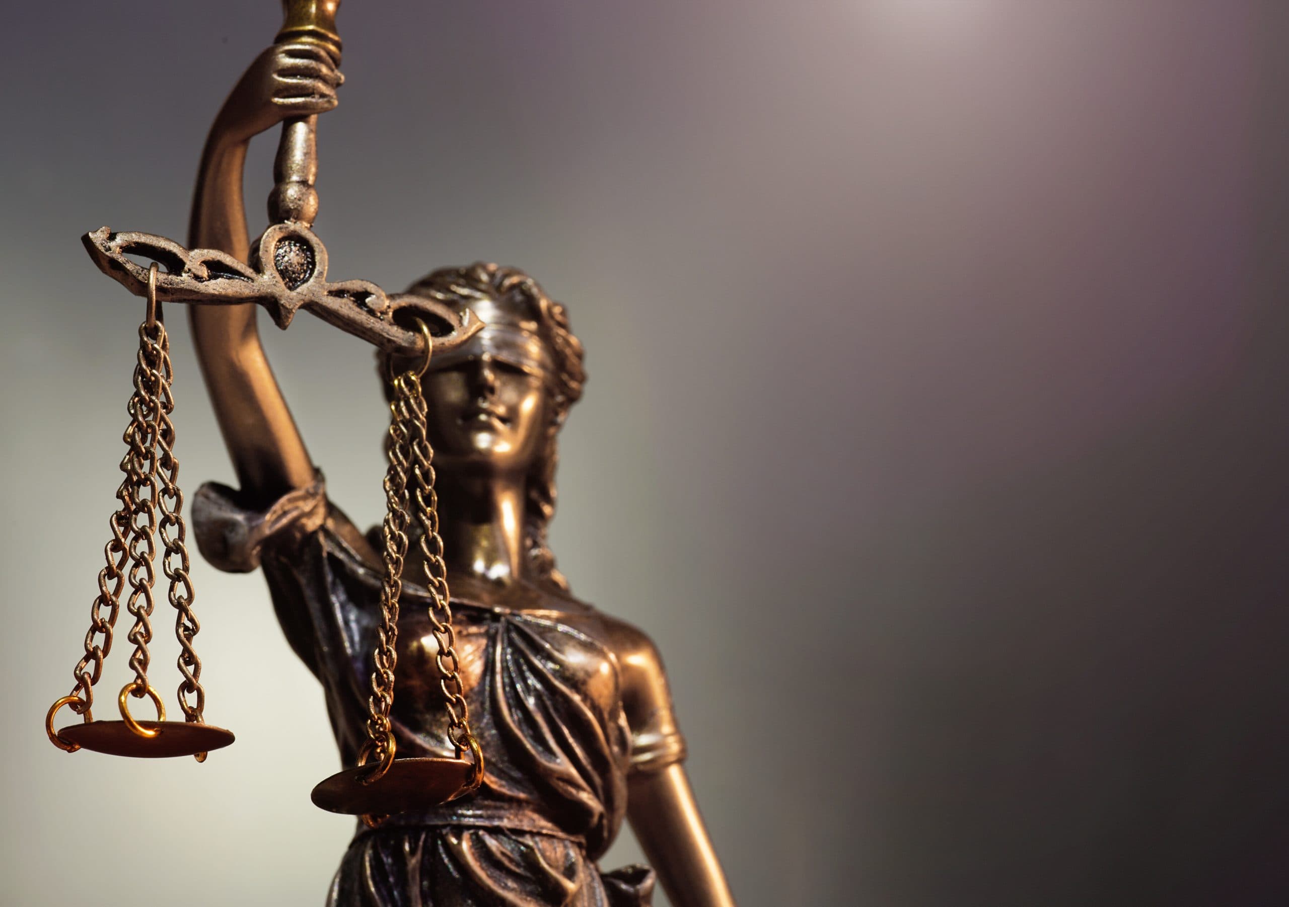 Aplicar agravante por cometer delito mientras cumplía libertad vigilada no vulnera el principio non bis in idem, resuelve Corte de Temuco.