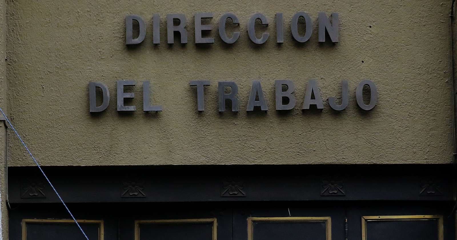 Remuneración correspondiente a días de feriado continuos que se extienden por dos meses contiguos, debe liquidarse sobre la base de los mismos últimos tres meses trabajados, dictamina la Dirección del Trabajo.