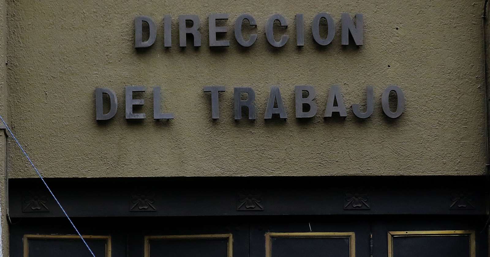 Remuneración correspondiente a días de feriado continuos que se extienden por dos meses contiguos, debe liquidarse sobre la base de los mismos últimos tres meses trabajados, dictamina la Dirección del Trabajo.