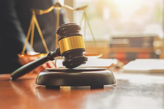 No resulta procedente fundar la casación en el fondo en la infracción de normas constitucionales que se limitan a establecer derechos o garantías de orden general, que encuentran su desarrollo en normas legales.