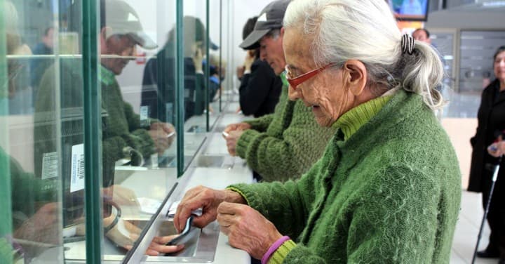 Iniciativa exime a ciudadanos mayores de 60 años del pago de multa por no sufragar en la elección de consejeros constitucionales.