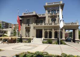Municipalidad de Providencia debe pagar las cotizaciones previsionales de ex bibliotecario contratado a honorarios, resuelve la Corte Suprema.