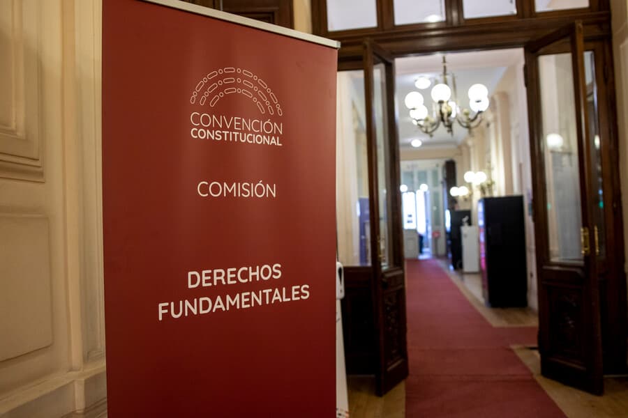 Se aprueba iniciativa “Será Ley” que garantiza derechos reproductivos, asegura despenalización y acceso al aborto en el texto de la Nueva Constitución.