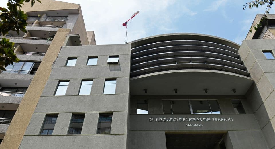 Juzgado de Letras del Trabajo de Santiago acoge demanda por enfermedad profesional de operador de grúa que enfermó de silicosis e hipoacusia.