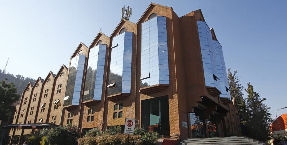 Corte de Santiago rebaja sanción aplicada a canal de TV por no difundir campañas de interés público, atendido el fallo dictado por el Tribunal Constitucional sobre el asunto.
