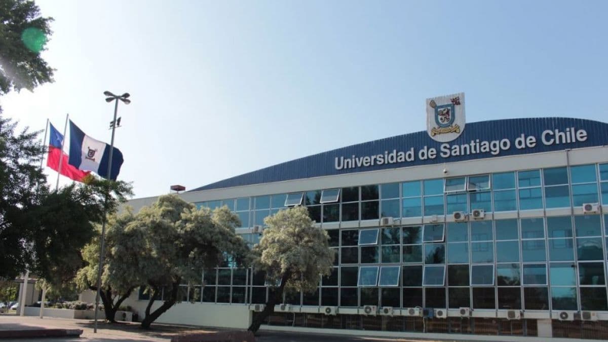 Negativa de la USACH a tramitar la titulación del estudiante obedece a que excedió el plazo de 2 años para titularse y no a que mantenga deudas vigentes.