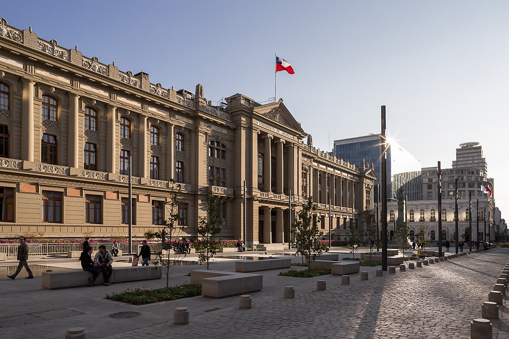 Corte de Santiago confirma fallo que acogió demanda de despido indirecto de trabajadora de casa particular.