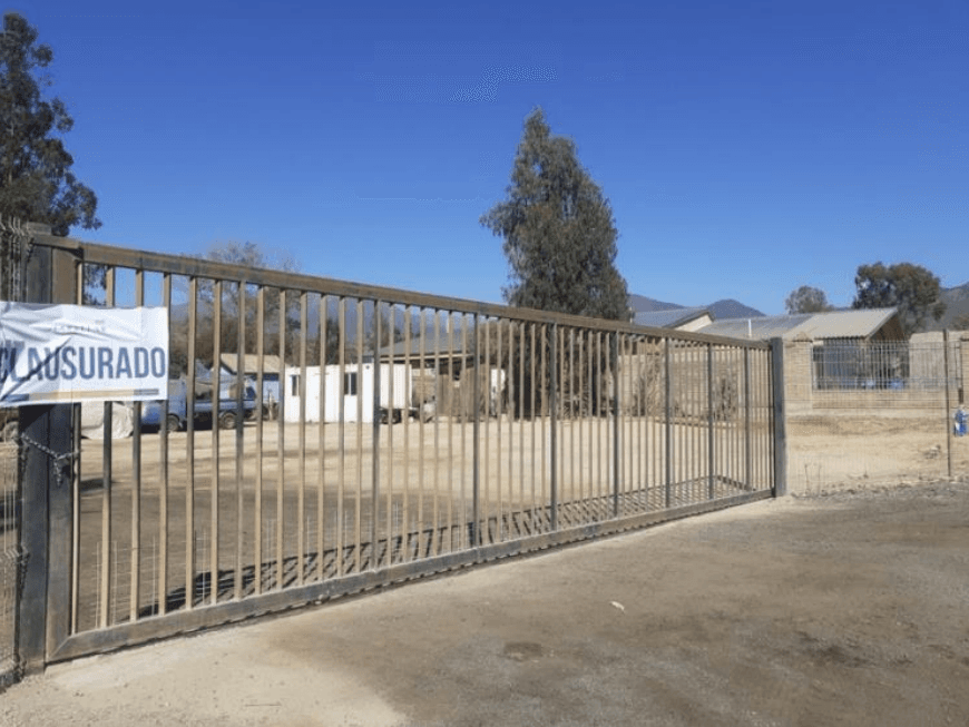 Clausura de la propiedad por estar realizándose extracción de áridos sin contar con patente comercial, se ajustó a derecho.
