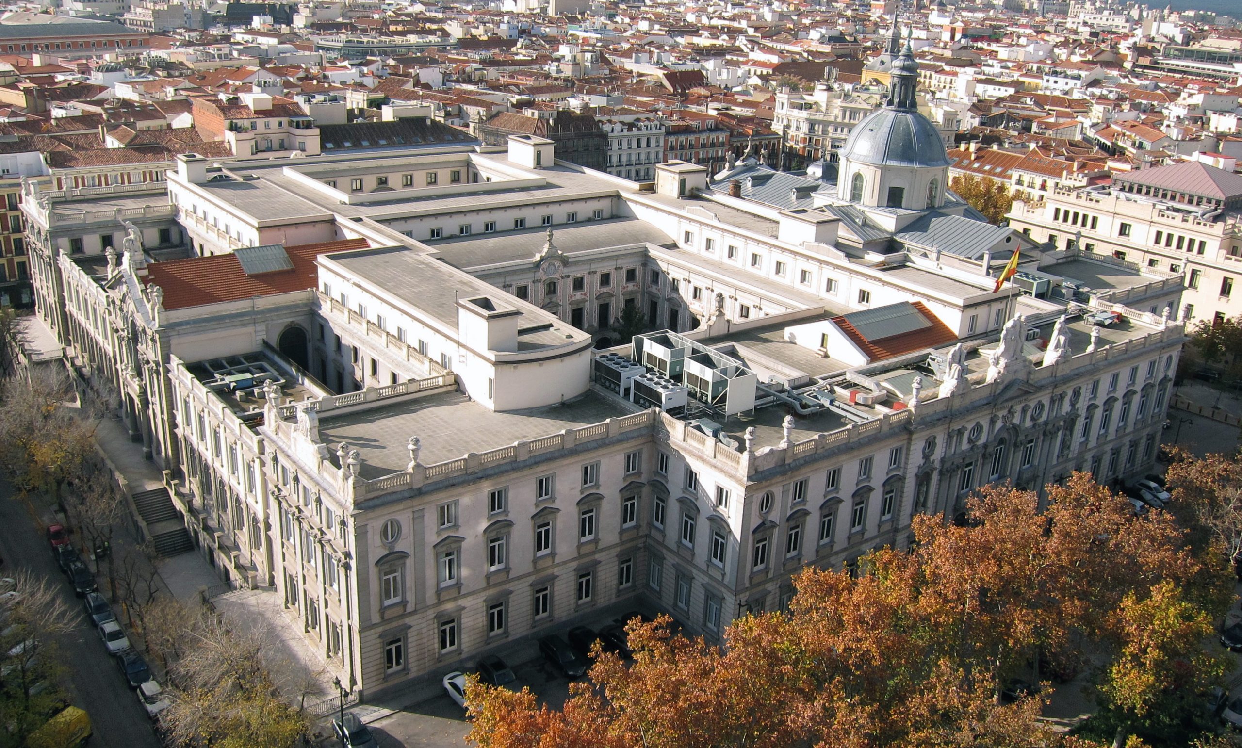 Es contrario a derecho que las empresas de seguridad privada requieran a los trabajadores que se incorporaren un certificado o declaración escrita de que carecen de antecedentes penales, resuelve el Tribunal Supremo español.