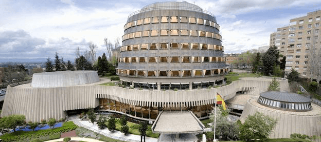 Se ajusta a derecho resolución judicial que ordena traslado a hospital de mujer con parto de riesgo que quería dar a luz en su domicilio, resuelve el Tribunal Constitucional español.
