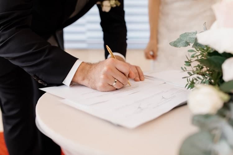 Proyecto de ley aumenta de 8 a 45 días el plazo para solicitar la inscripción en el Registro Civil del acta del matrimonio celebrado ante una entidad religiosa.