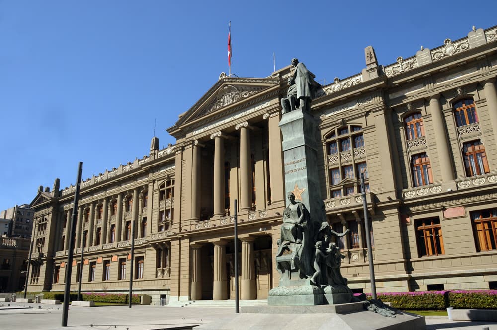 No se admite a trámite recurso de protección interpuesto en contra de sentencia dictada por la Sala Constitucional de la Corte Suprema.