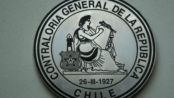 No corresponde que los concejos municipales aprueben los contratos y convenios de las corporaciones municipales iguales o superiores a 500 UTM, dictamina la Contraloría.