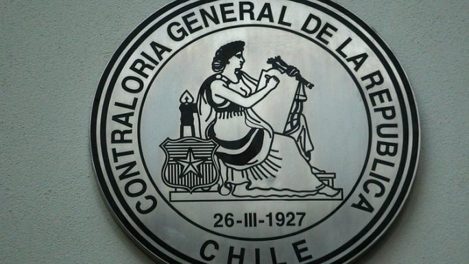 No corresponde que los concejos municipales aprueben los contratos y convenios de las corporaciones municipales iguales o superiores a 500 UTM, dictamina la Contraloría.