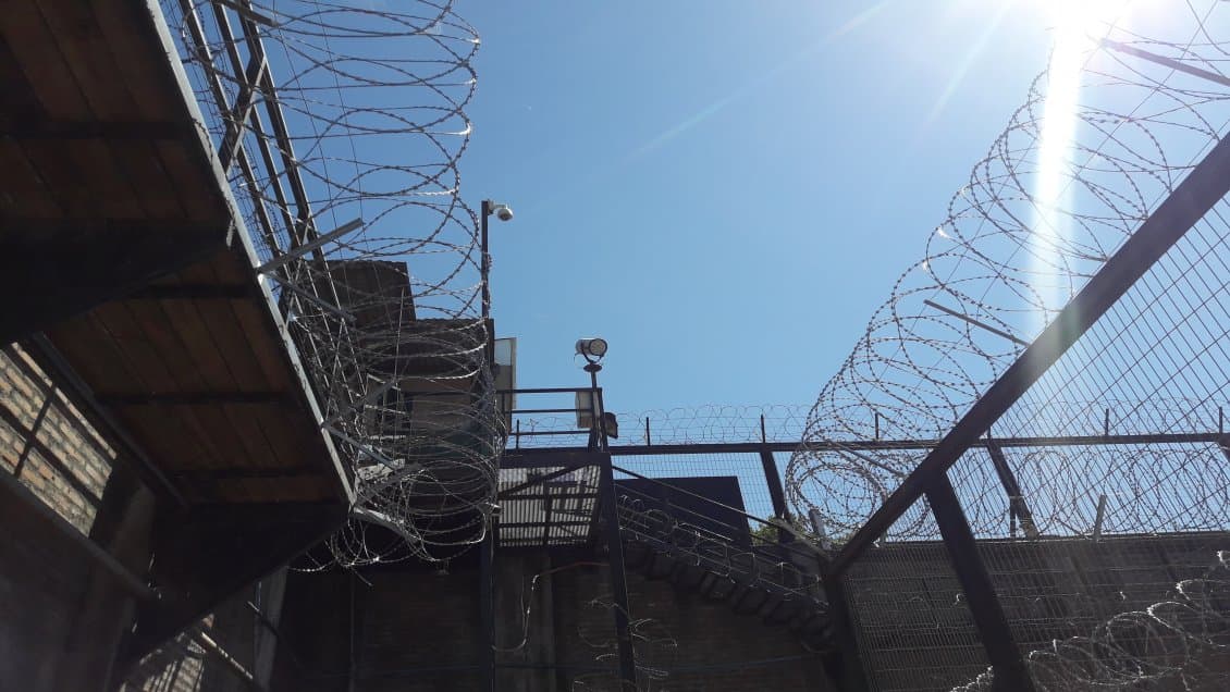 Si delito se comete en centro hospitalario, asistencial, lugar de detención o reclusión, recinto militar o policial, procede esta agravante del artículo 19 de la Ley Nº 20.000, resuelve la Corte Suprema.