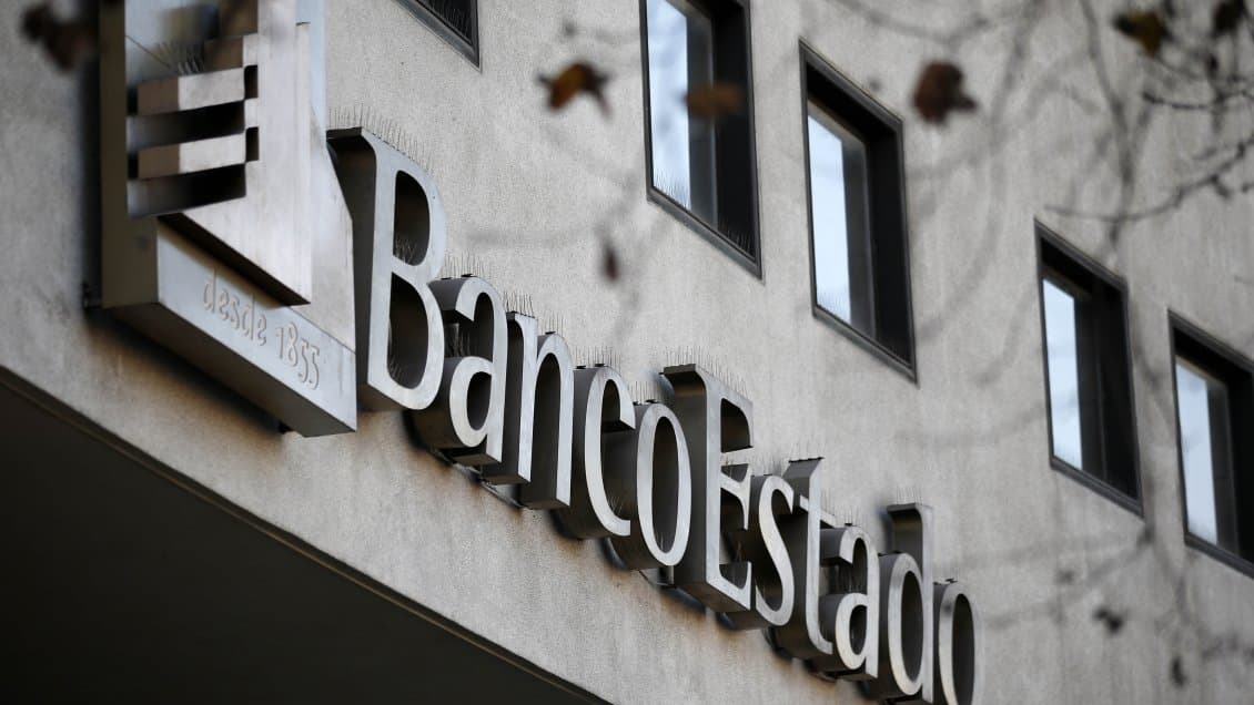 Acción de protección no es la vía idónea para efectuar una solicitud de restitución de dineros presuntamente sustraídos de cuenta bancaria atribuible a una eventual estafa en la que el cliente hizo uso personal de su clave secreta.