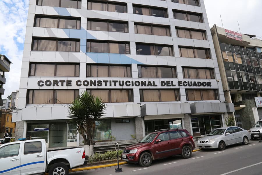 Examen habilitante para el ejercicio profesional en las carreras que pudieran comprometer el interés público no es inconstitucional.
