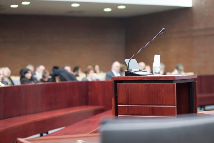 No incurre en falta o abuso grave la Corte de Apelaciones si declara abandonada la defensa por haber leído el letrado durante el alegato de un recurso de nulidad.