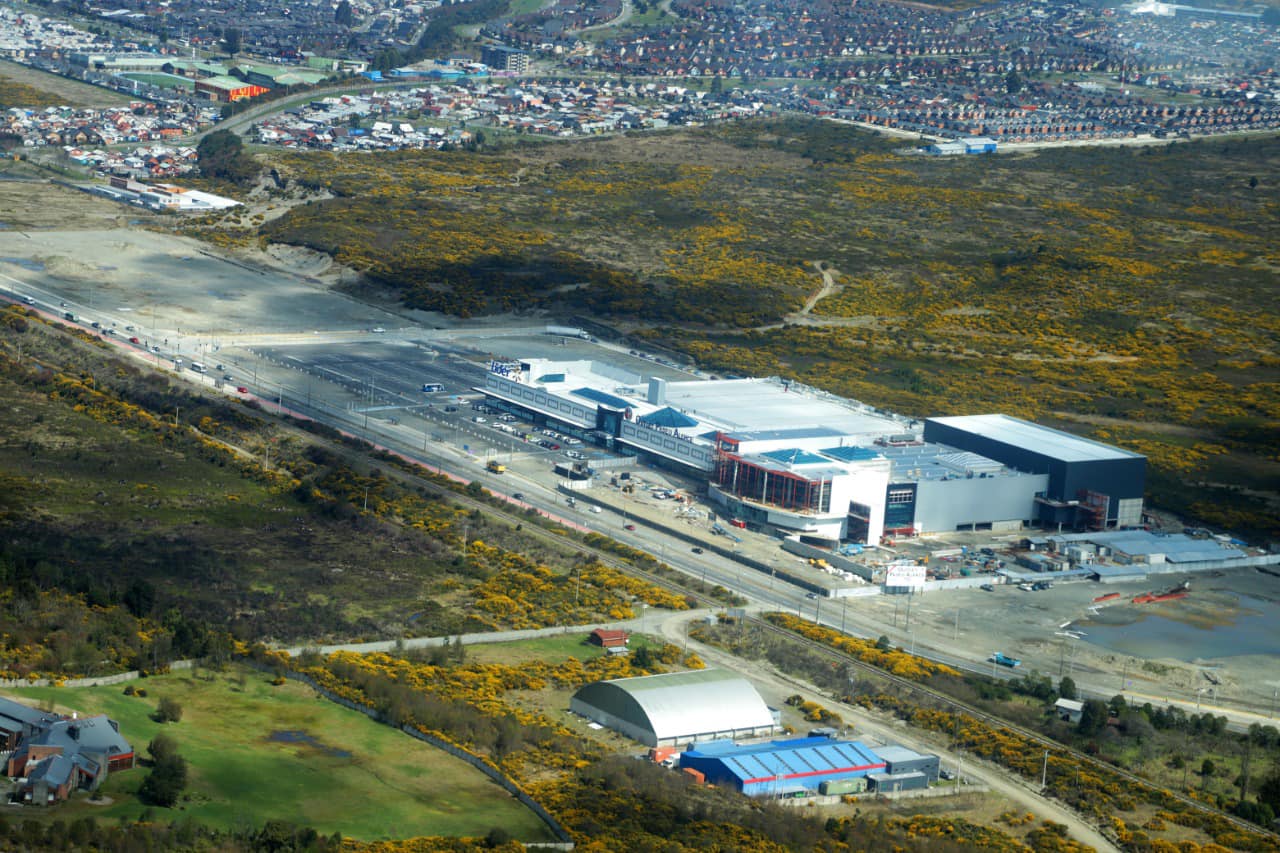 Término de contrato de suministro eléctrico que afecta a Centro Comercial Paseo Alerce de Puerto Montt debe ser resuelto en un juicio de lato conocimiento.