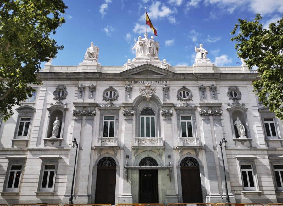 Si no es posible determinar con seguridad la minoría de edad de un extranjero indocumentado, debe ser considerado como menor de edad hasta que se determine lo contrario, resuelve el Tribunal Supremo de España.