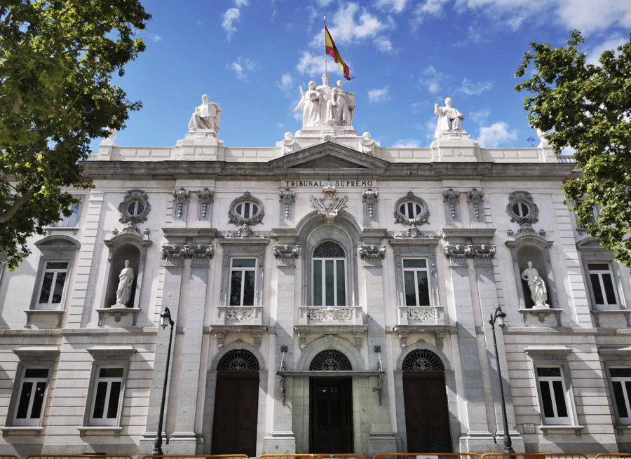Si no es posible determinar con seguridad la minoría de edad de un extranjero indocumentado, debe ser considerado como menor de edad hasta que se determine lo contrario, resuelve el Tribunal Supremo de España.