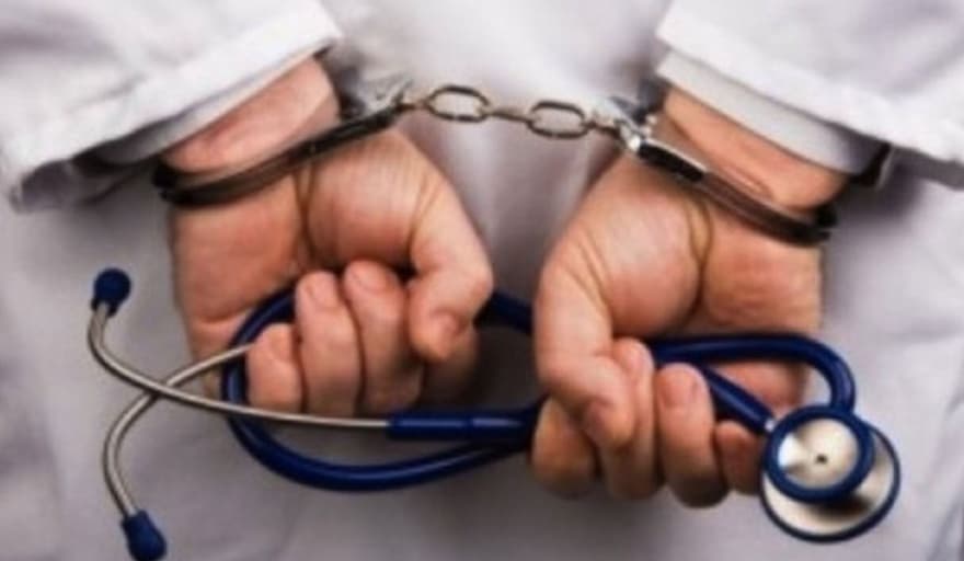Cardiólogo que intentó grabar con su celular a practicante de medicina en la ducha del Hospital se condena a 6 meses de prisión.