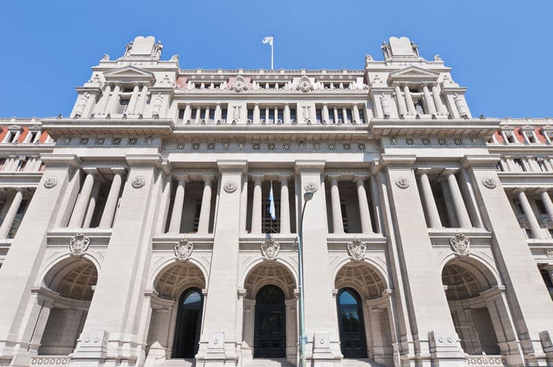 Es un error suponer que lo que hace el funcionario público fuera del estricto ejercicio de sus funciones es ajeno al debate público, resuelve la Corte Suprema de Argentina.